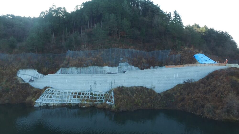 令和元年度　小里川ダム貯水池管理用通路工事